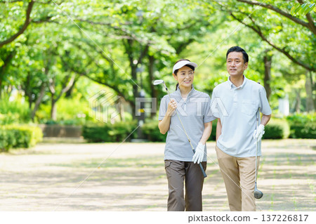 打高爾夫球的資深夫婦 137226817