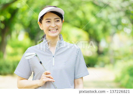 中年婦女打高爾夫球 137226821