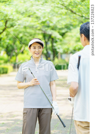 一對老年夫婦帶著高爾夫球桿 137226823