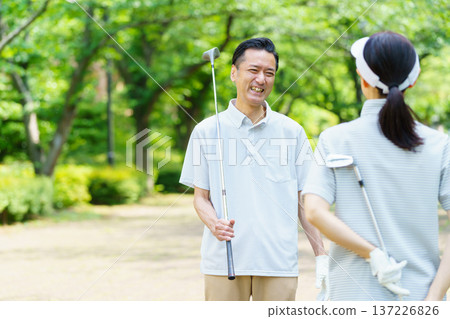 Golf middle-aged couple senior couple Golf middle-aged couple senior couple 137226826