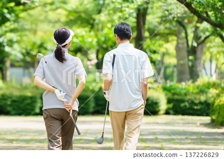 一對老年夫婦打高爾夫球的背影 137226829