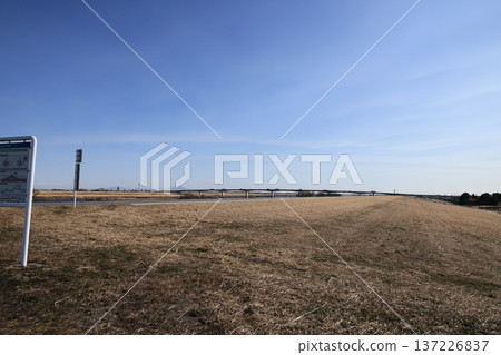 從遠處可以看到埼玉縣加佐市的景色，以及遠處的埼玉大橋。 137226837