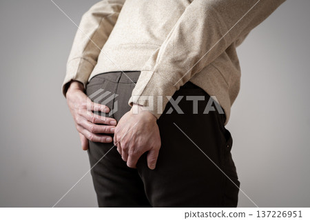 男性臀部疼痛、痔瘡、便秘、腹瀉、排便、身體部位、傷口 男性臀部疼痛、痔瘡、便秘、腹瀉、排便、身體部位、傷口 137226951