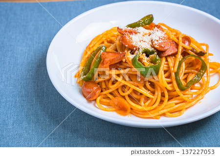 咖啡館風味那不勒斯義大利麵,經典義大利麵配香腸和青椒 咖啡館風味那不勒斯義大利麵,經典義大利麵配香腸和青椒 137227053