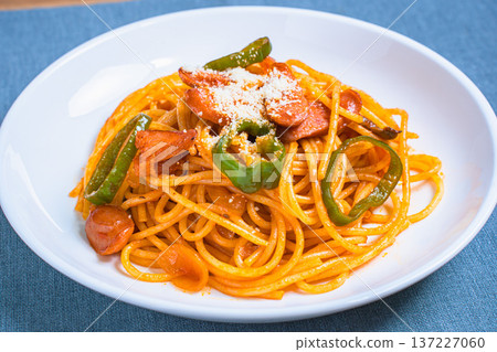 Cafe-style Neapolitan spaghetti, classic pasta with sausages and green peppers 137227060