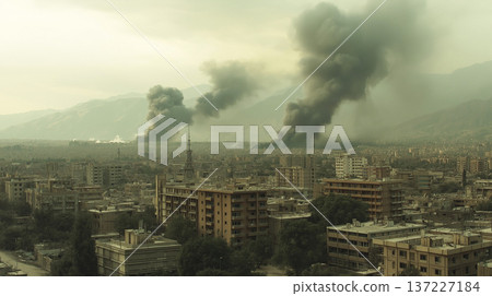 緊急情況下，城區升起的煙霧 137227184