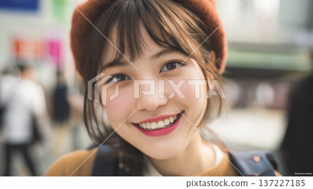 城市中一位年輕女子的微笑肖像 137227185