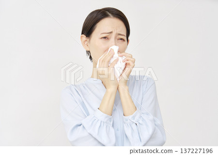40 多歲的女人在白色背景擤鼻涕 137227196