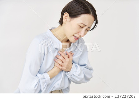 40多歲的女性心悸白色背景 137227202