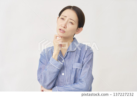 穿著睡衣的女人，陷入困境，白色背景 137227232