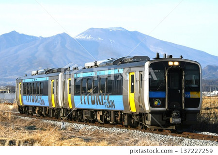 Kiha E200 series train heading towards Koumi on the Koumi Line 137227259