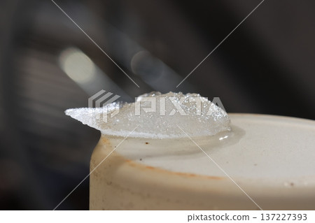 陽光下的雪正在融化 137227393