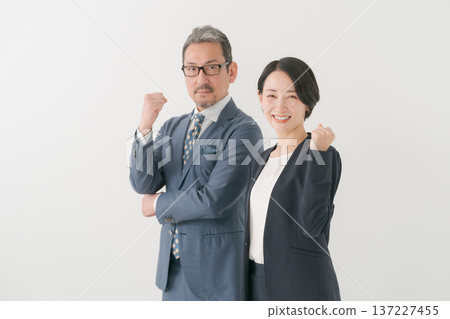 做膽量姿勢的男性和女性商人 做膽量姿勢的男性和女性商人 137227455