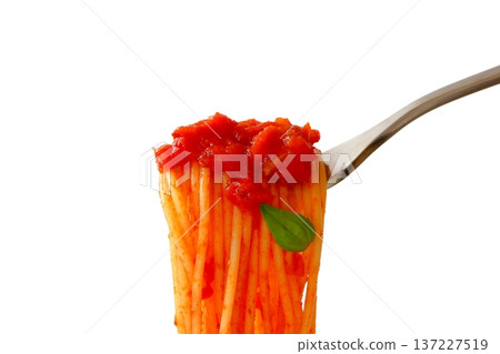 白色背景上的用叉子叉起的番茄意麵 137227519