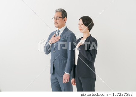 商務人士把手放在胸前 商務人士把手放在胸前 137227592
