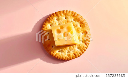 一塊圓形餅乾放在中間，上面放著起司。 137227685