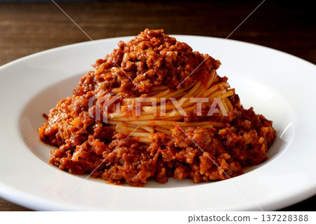 桌上的波隆那肉醬義大利麵 137228388