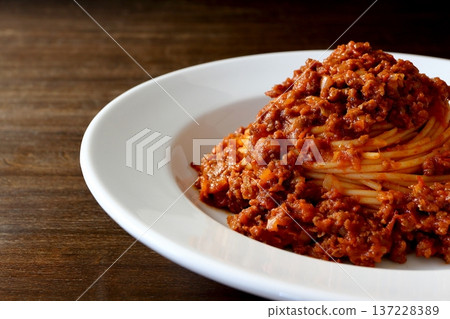 桌上的波隆那肉醬義大利麵 137228389