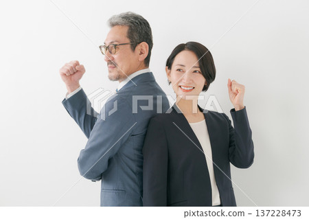 做膽量姿勢的男性和女性商人 137228473