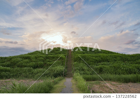 埼玉：黃昏的稻荷山古墳（埼玉古墳群） 137228562