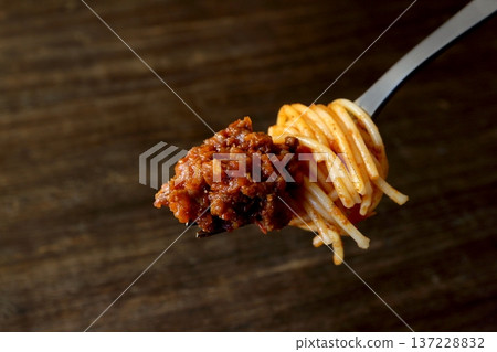 桌上的波隆那肉醬義大利麵 137228832