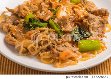 蒟蒻和豬肉炒泡菜 蒟蒻和豬肉炒泡菜 137228847