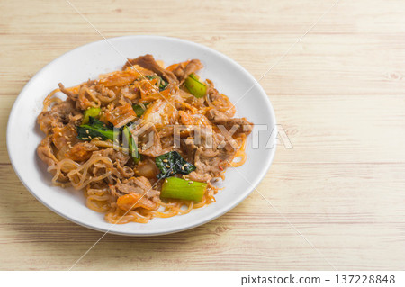 Konjac and pork stir-fried with kimchi 137228848