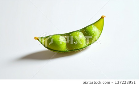 煮熟的毛豆莢擺放在中心 137228951