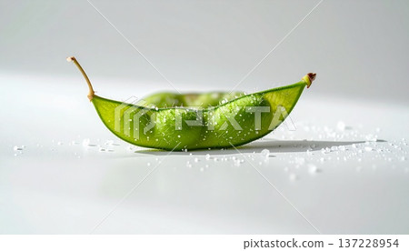 煮熟的毛豆莢擺放在中心 137228954