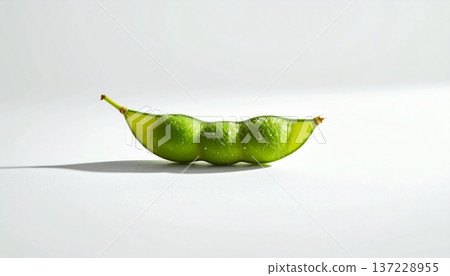 煮熟的毛豆莢擺放在中心 137228955