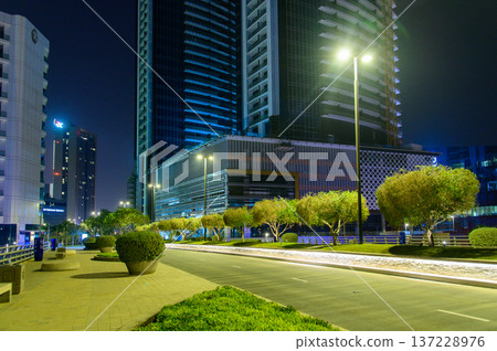 巴林首都麥納麥美麗的夜景 137228976