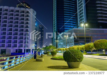 巴林首都麥納麥美麗的夜景 巴林首都麥納麥美麗的夜景 137228977
