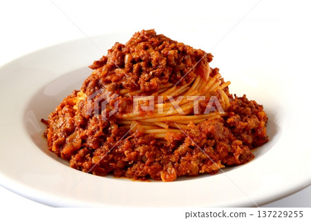 白色背景上的博洛尼亞肉醬義大利麵 137229255