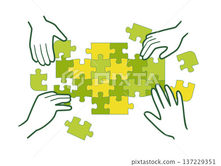 雙手將拼圖拼湊在一起 137229351
