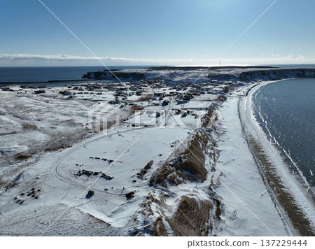 冬季從空中俯瞰落石岬,太平洋海岸景色壯麗。 冬季從空中俯瞰落石岬,太平洋海岸景色壯麗。 137229444