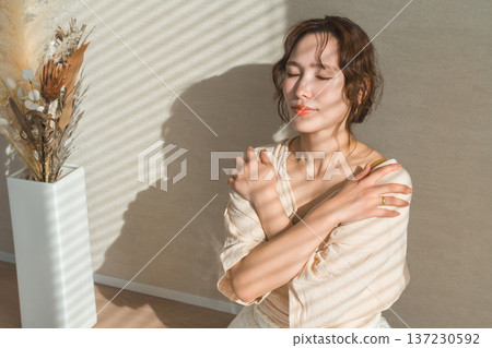 一位女性在瑜珈中做自我擁抱姿勢(心理健康,自尊) 一位女性在瑜珈中做自我擁抱姿勢(心理健康,自尊) 137230592
