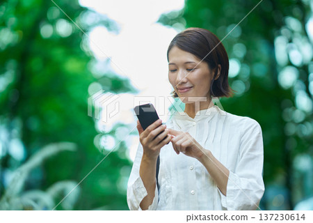 使用智能手機的婦女戶外 137230614