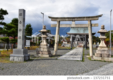 三重縣桑名市的住吉神社鳥居和主殿 三重縣桑名市的住吉神社鳥居和主殿 137231731