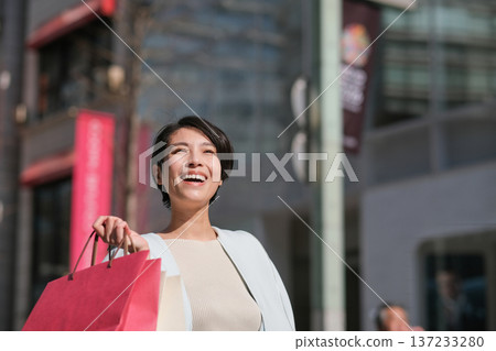 A woman happily shopping in Ginza A woman happily shopping in Ginza 137233280