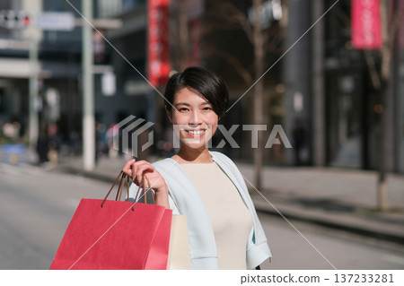 Portrait of a smiling woman shopping in Ginza 137233281