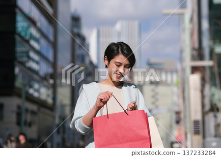 在銀座購物的女人 137233284