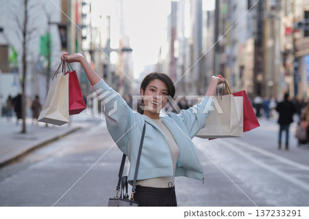 一位女士在銀座購物後心情愉悅。 137233291