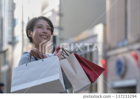 Smiling woman shopping in Ginza Smiling woman shopping in Ginza 137233294