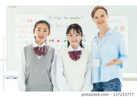 教育：一位國中生和一位外籍教師正在上英語會話課的合影 137233777