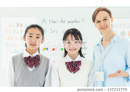 教育:一位國中生和一位外籍教師正在上英語會話課的合影 教育:一位國中生和一位外籍教師正在上英語會話課的合影 137233779