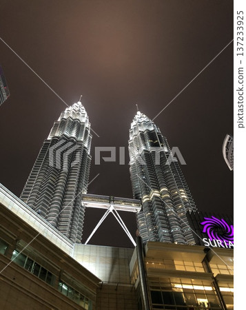 Twin tower in Kuala Lumpur 137233925