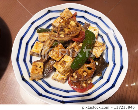 Delicious mapo eggplant stir-fry with lotus root and paprika 137233946