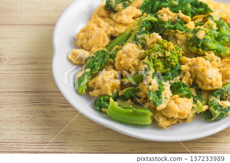 Stir-fried rape blossoms and eggs 137233989