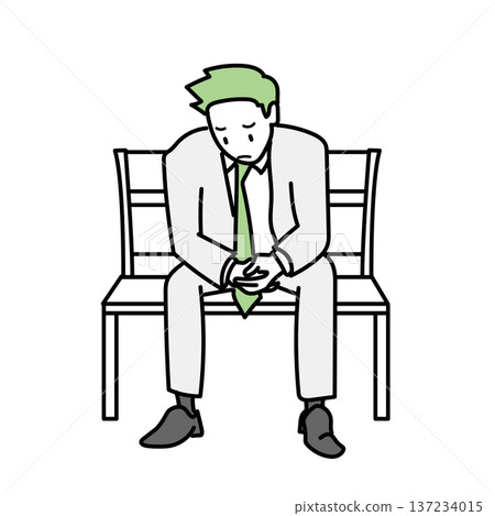 圖:一位身穿西裝的商人坐在長椅上,神情沮喪 圖:一位身穿西裝的商人坐在長椅上,神情沮喪 137234015