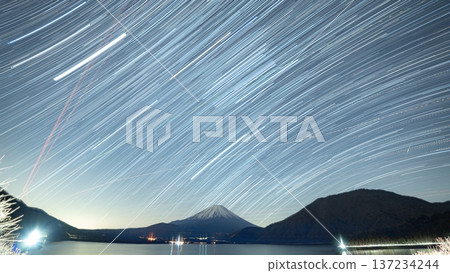 [Starry Sky Material] Mt. Fuji and Star Trails as Seen from Lake Motosu [Yamanashi Prefecture] 137234244